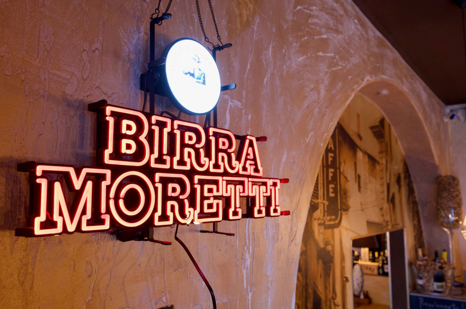 Rotes Birra-Moretti-Neonschild an der Wand der Vinobar