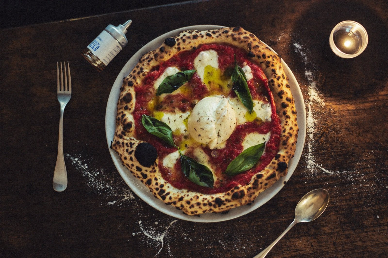 Steinofenpizza mit Burrata, Basilikum und San-Marzano-Tomaten