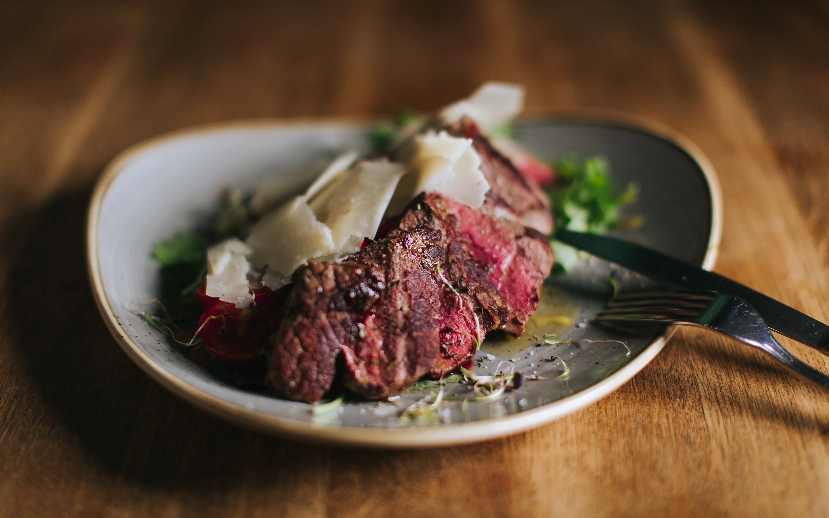 Tagliata di Manzo mit Parmesan und Kirschtomaten